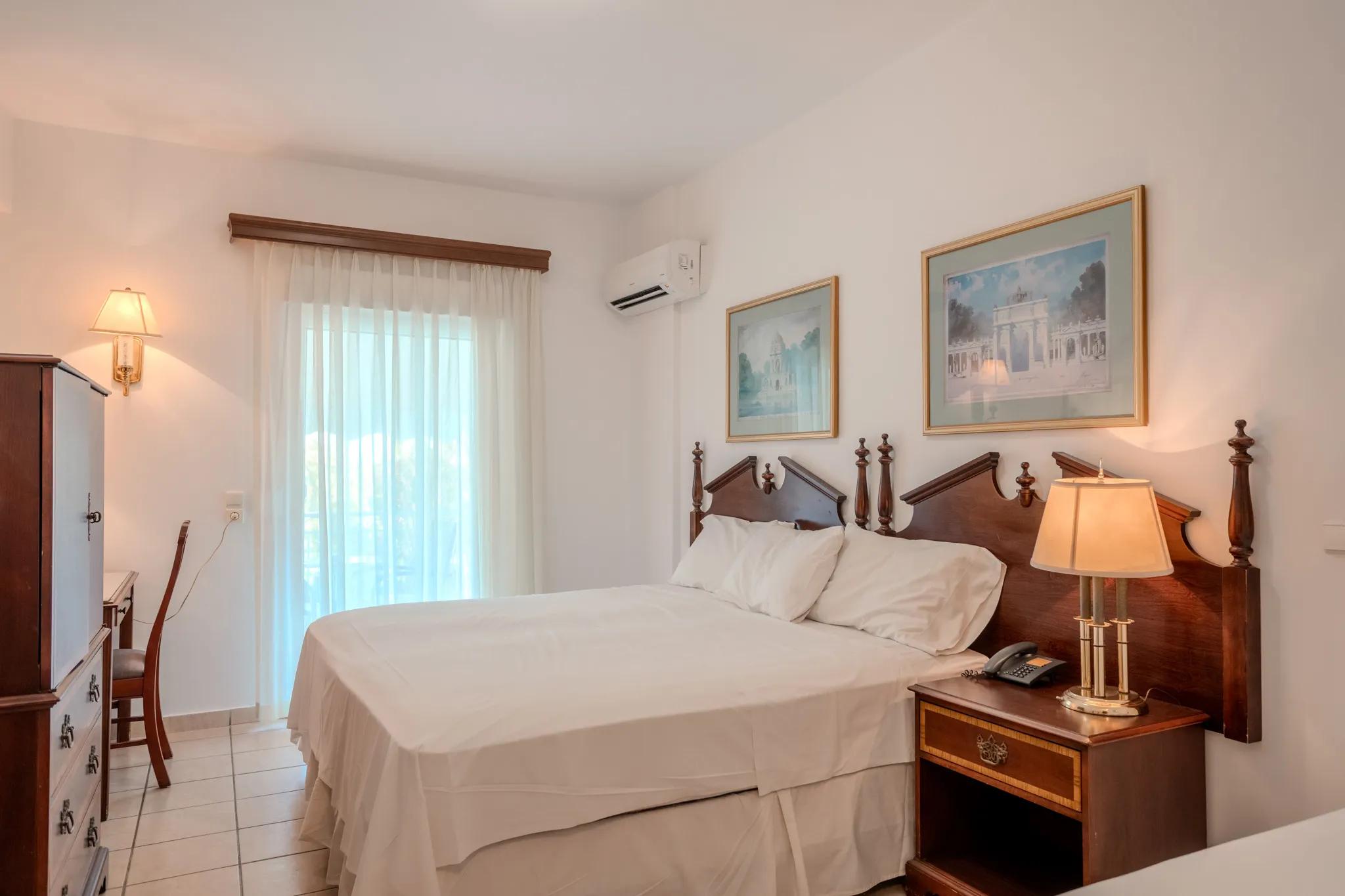 Zimmer 2 · Familien-Dreibettzimmer — Schlafzimmer