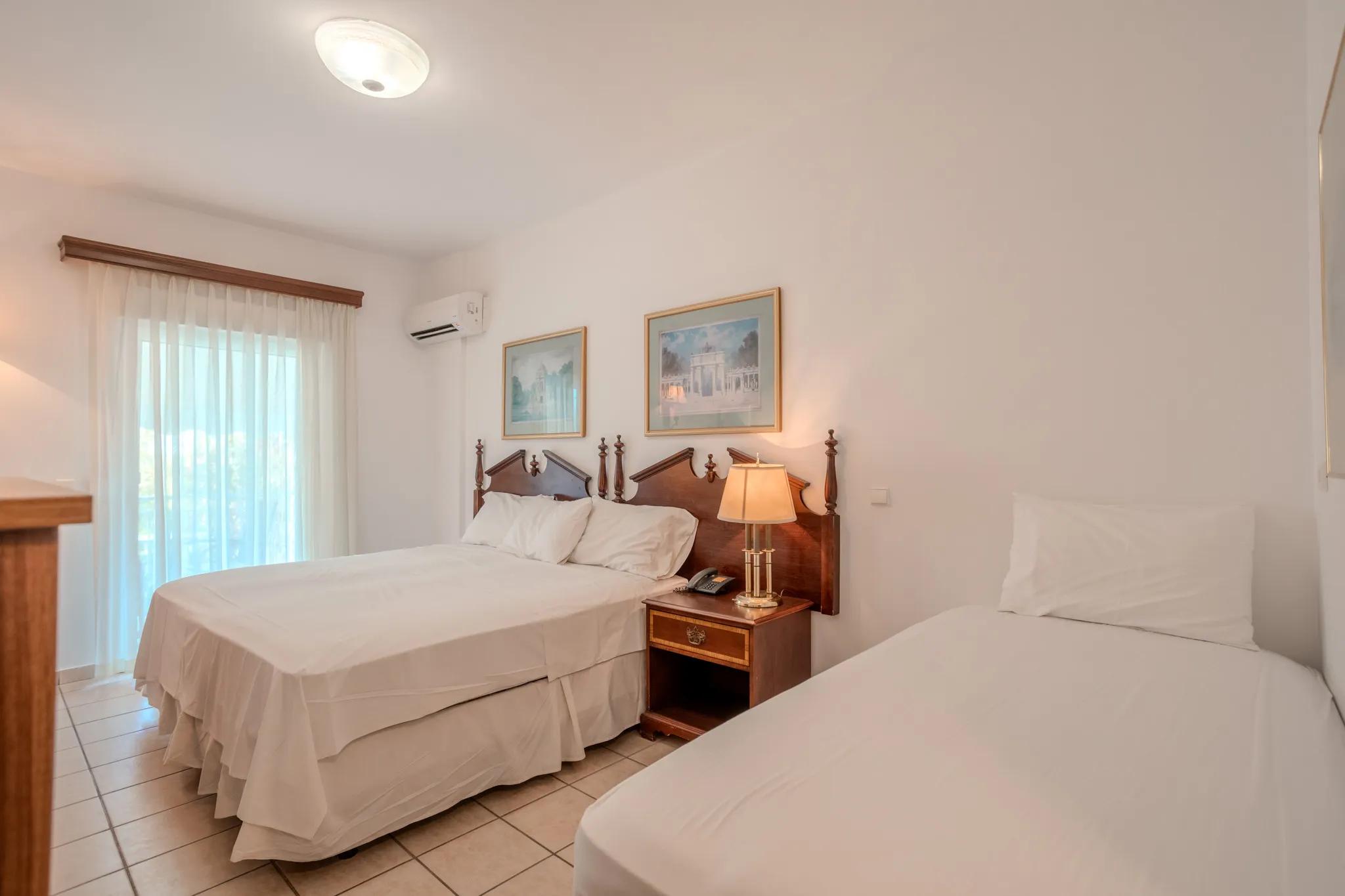 Zimmer 2 · Familien-Dreibettzimmer — Schlafzimmer